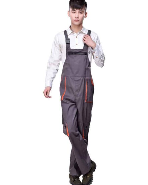 Jeune homme portant une Salopette à outils multi-poches