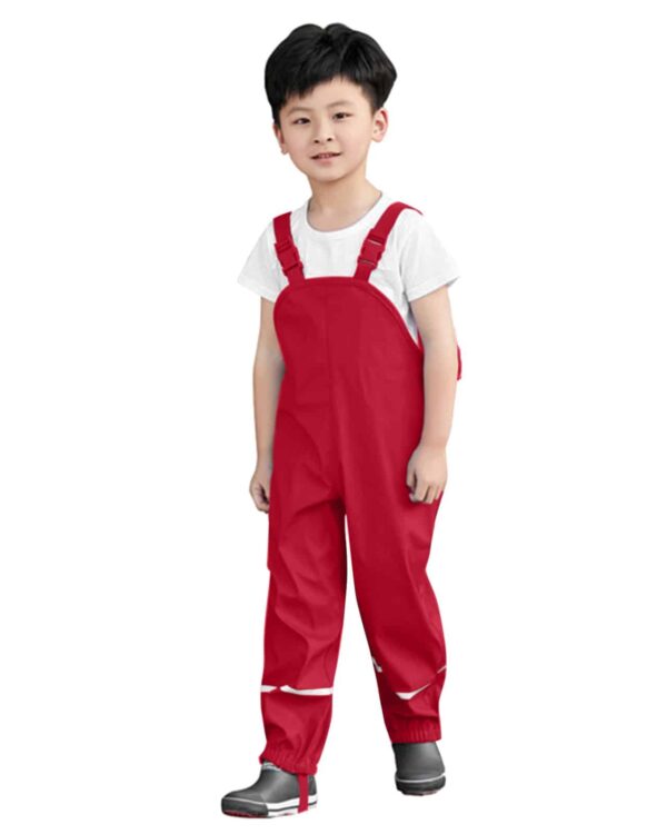 petit garçon portant une Salopette coupe-vent imperméable rouge
