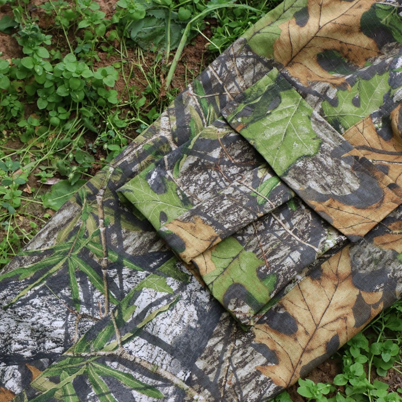 Photo d'une salopette pantalon de chasse portée dans de l'herbe