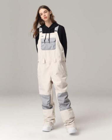Salopette de ski blanche avec détails gris pour femme.