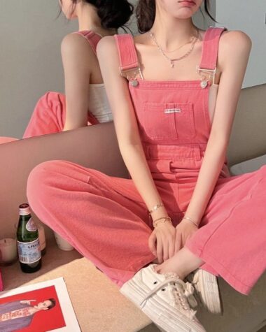 Salopette pantalon femme avec jambe en tailleur et baskets blanches