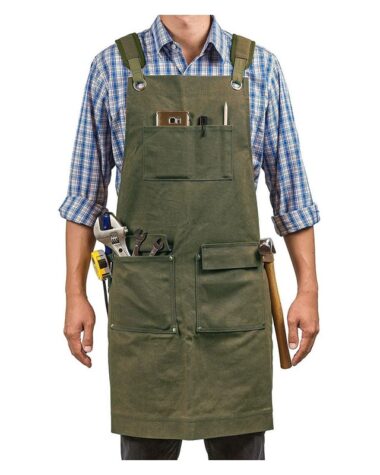 Homme blanc chemise bleu avec salopette certe pour jardin
