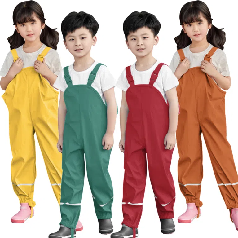 Photo de plusieurs enfants portant une salopette imperméable dans différentes couleurs.