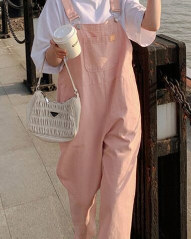 Salopette rose à bretelles réglables pour femme.