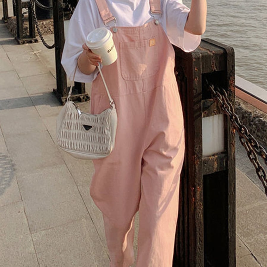 Salopette jean ample rose pastel à poches femme 1 Salopette rose à bretelles réglables pour femme.