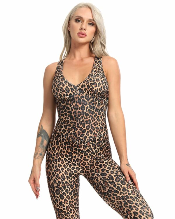 Femme blonde portant une salopette moulante imprimé léopard