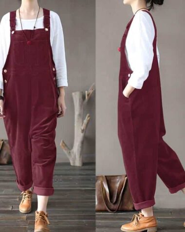 2 photos en une d'une femme de face et de profil portant une salopette en velours bordeaux, un t-shirt à manches longues blanc et des mocassins marrons.