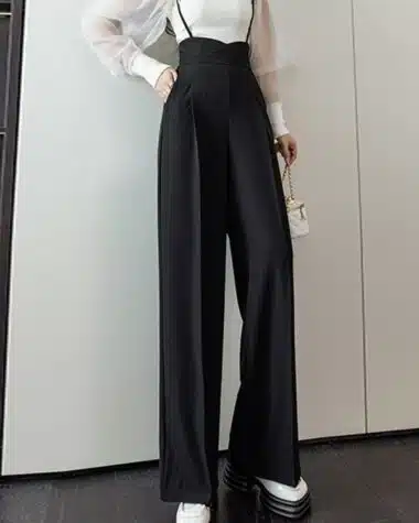 Salopette noire pantalon pour femme à bretelles fines.
