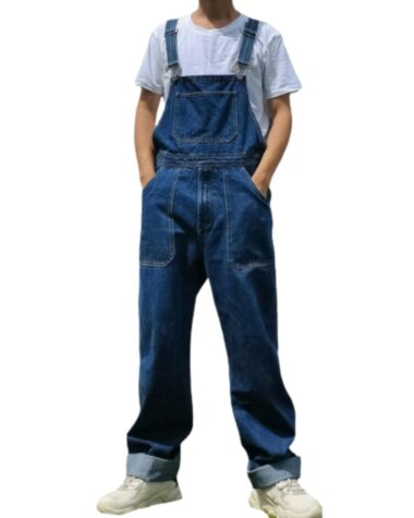 Salopette pantalon à bretelles en jean pour homme sur fond blanc, et portée par un jeune homme.