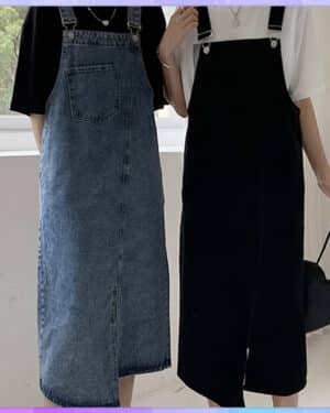 Deux femme portant une robe salopette longue, en jean, asymétrique, une bleu et une noir.
