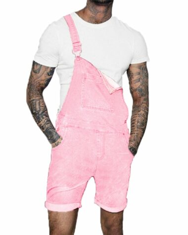 Sur fond blanc, on voit un homme tatoué qui porte une salopette en jean rose courte.