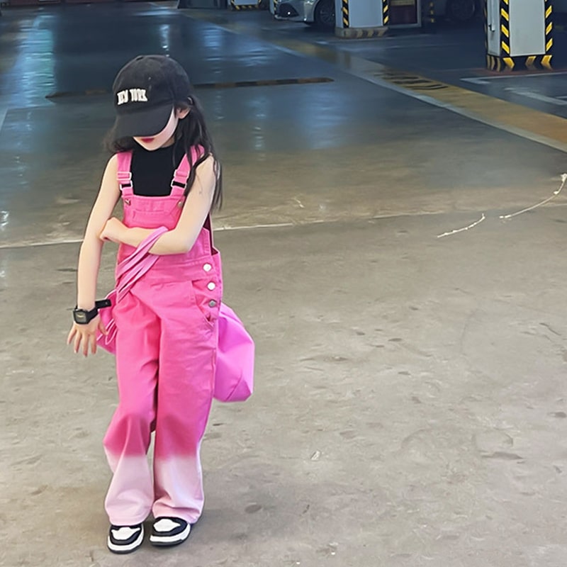 Salopette d'été rose délavé pour fille 1 Salopette rose délavée pour fille avec casquette noire