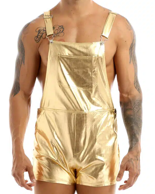 Un homme torse nu portant une salopette dorée.