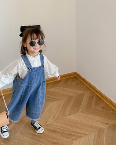Salopette bleue pour petite fille avec t-shirt blanc manches longues et lunettes de soleil