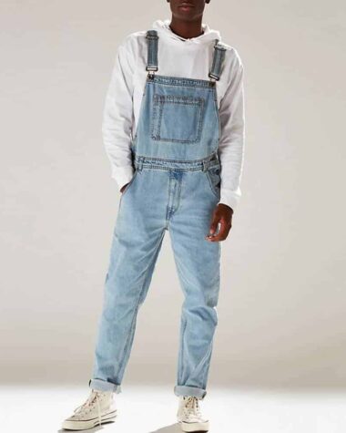 Salopette en jean bleu ciel pour homme sur t-shirt à manches longues blanc.