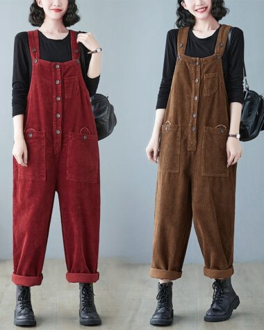 Photo de deux femmes portant une salopette large en velours côtelé avec un boutonnière, une rouge et une marron, avec des petits sac à dos et des bottines.