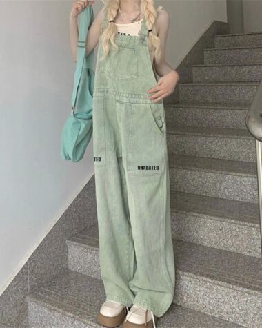 Photo d'une femme blonde sur des escaliers portant une salopette large en jean vert clair