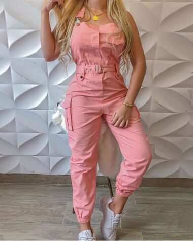 Salopette pantalon rose pour femme.