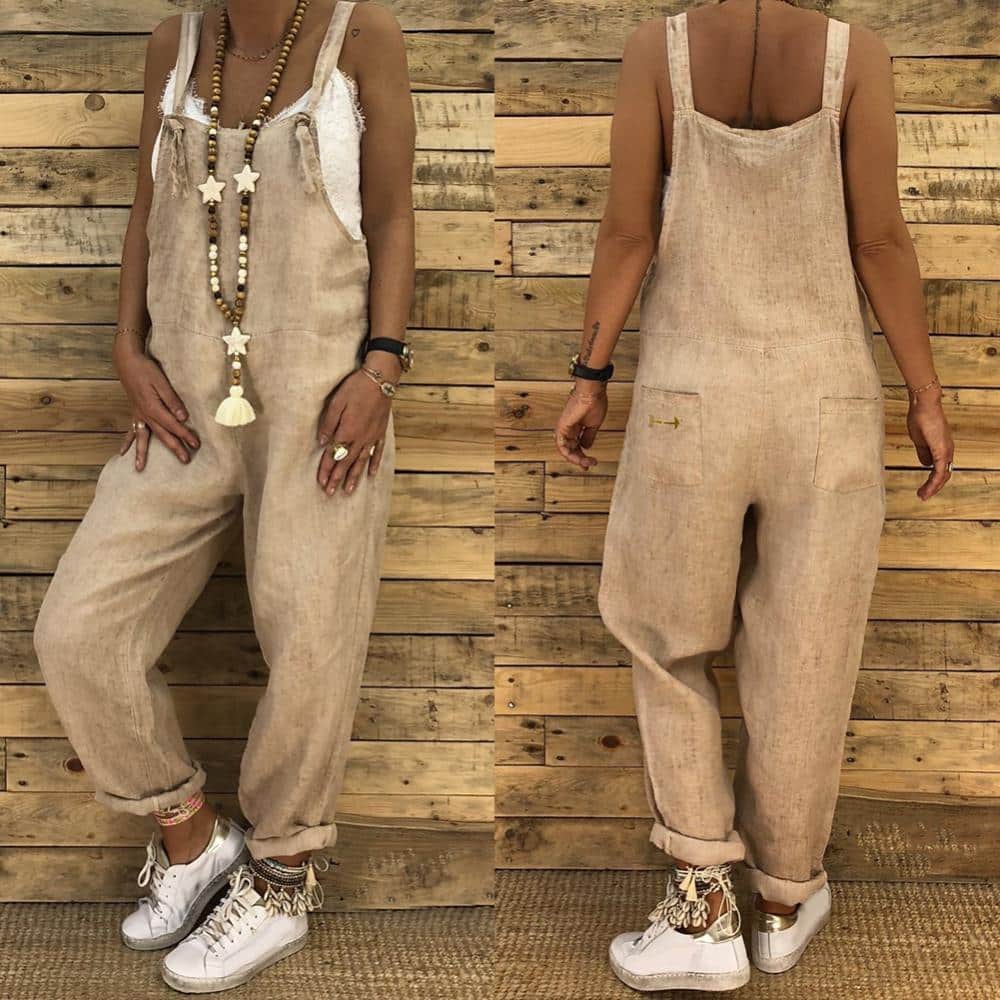 Salopette pantalon décontractée femme 1 Salopette pantalon décontractée à bretelles beige sur modèle féminin.