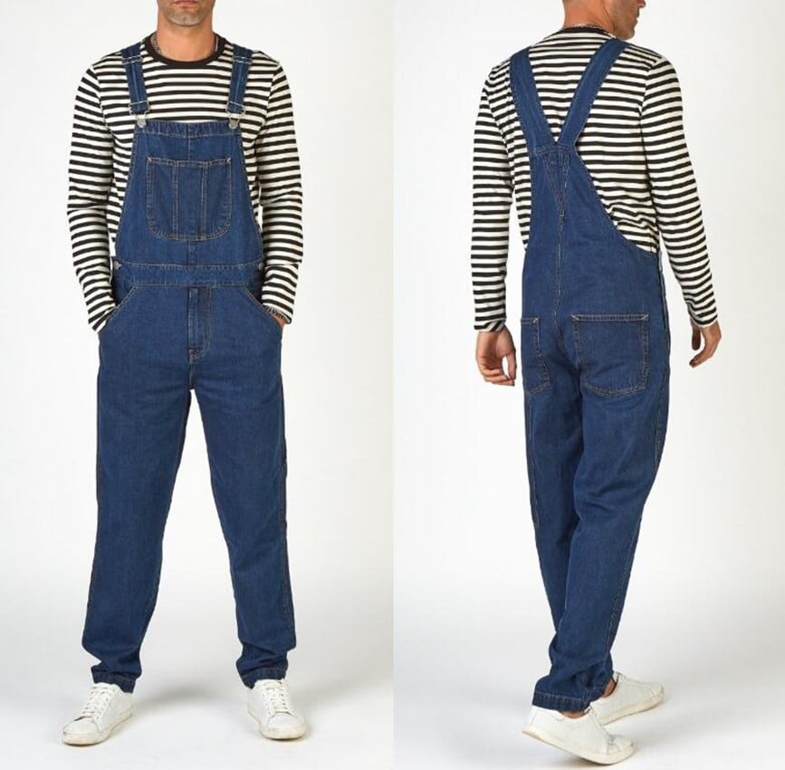 Salopette pantalon en jean brut pour homme 1 Photo d'un homme portant une salopette pantalon en jean en jean brut avec un t-shirt à rayures, vue de face et de dos