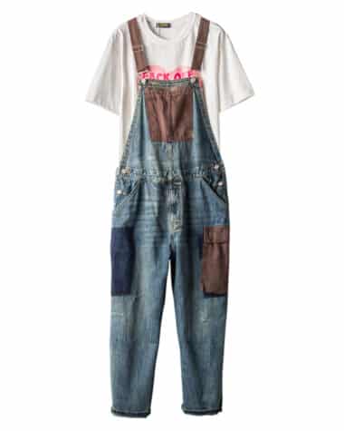 Photo d'une salopette en jean à empiècement au style vintage avec un t-shirt blanc.