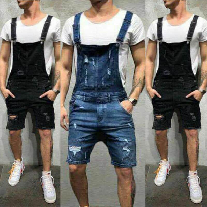 Trois homme qui portent des salopettes en jean bleues et noires.