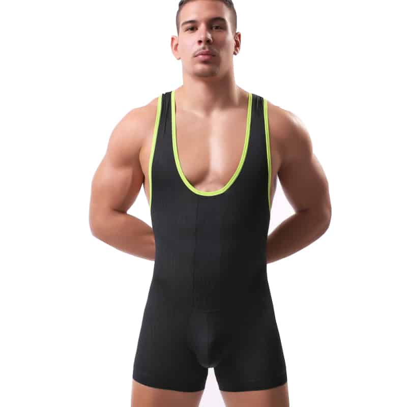 Salopette short sous-vêtements homme 1 On voit un homme en salopette-short noir et vert.