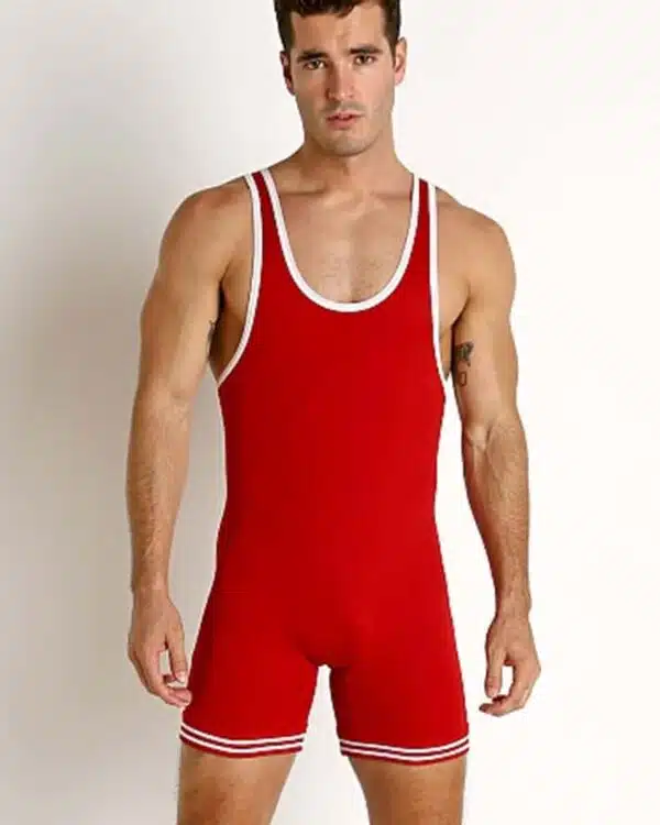 Sur fond blanc, on voit un boxeur qui porte un short-salopette rouge, une tenue de boxe.