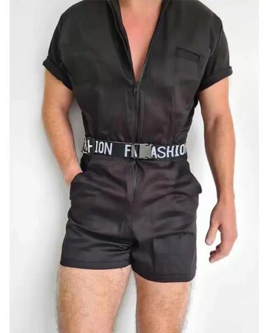 on voit un homme portant une salopette short noire avec une ceinture