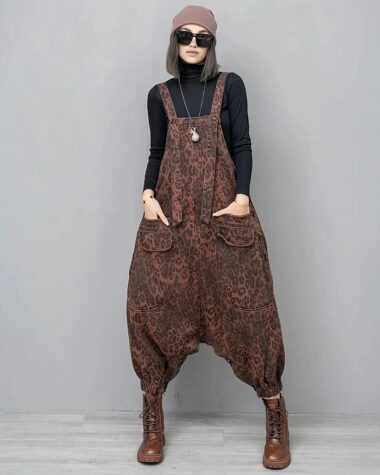 Jeune femme au style moderne contemporain portant une salopette léopard style arty marron oversize.