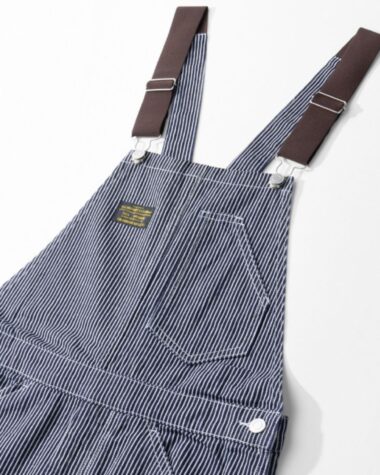 Salopette homme rayée style vintage bleu et blanc avec un contraste marron lié aux bretelles.