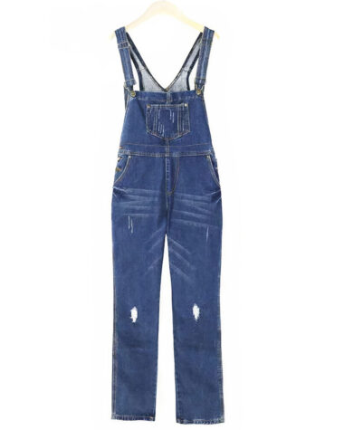 Salopette en jean femme casual bleu foncé avec une coupe droite, légèrement délavée et usée pour donner un côté chill.