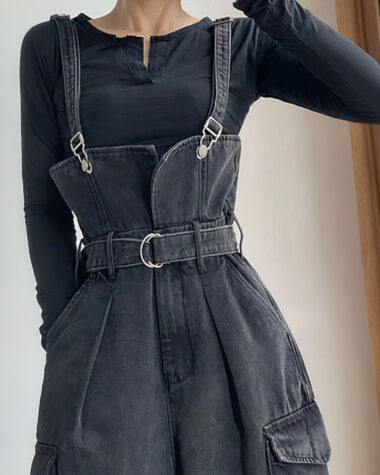 Salopette noire femme taille haute en jean avec ceinture intégrée et poches latérales.
