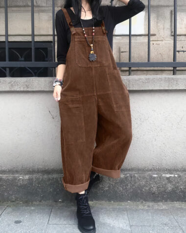 Salopette velours vintage marron confortable, fluide et inspirante portée avec un top noir par une jeune fille dans la rue