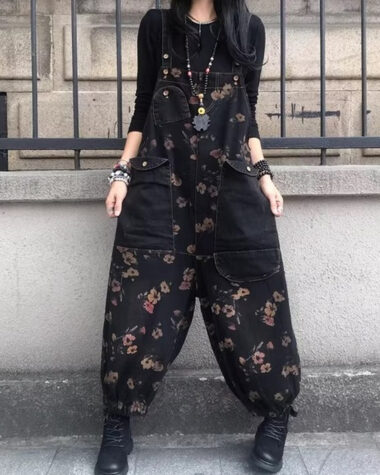 Salopette bohème large fleurie noir avec des poches contrastés en tissus épais, coupe oversize et bas élastique.
