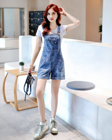 Short salopette en jean léger idéal pour l'été dotée de broderies rouges contrastantes sur les poches