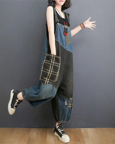 Salopette large femme au patchwork artisanal en denim portée par une jeune femme de type caucasienne