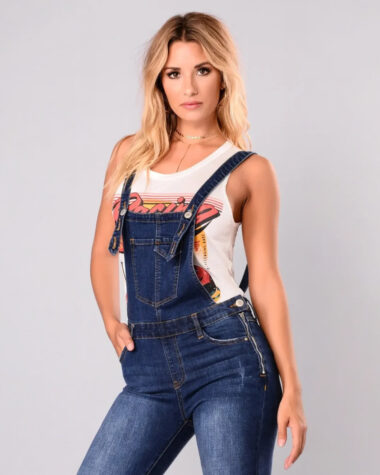 Salopette slim pour silhouette sublimée en jean brut portée par une jeune femme blonde de style caucasien