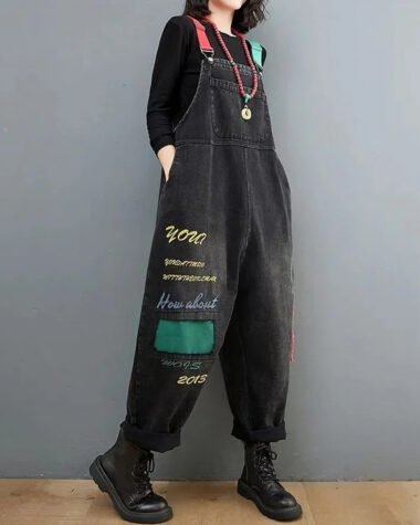 Salopette en denim femme look casual noir avec patchwork vert portée par une jeune femme caucasienne.
