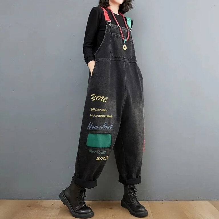 Homepage 3 Salopette en denim femme look casual noir avec patchwork vert portée par une jeune femme caucasienne.