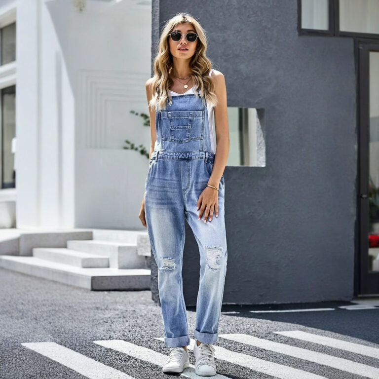 Homepage 2 Salopette en jean large pour femme bleu délavé portée par une jeune femme caucasienne