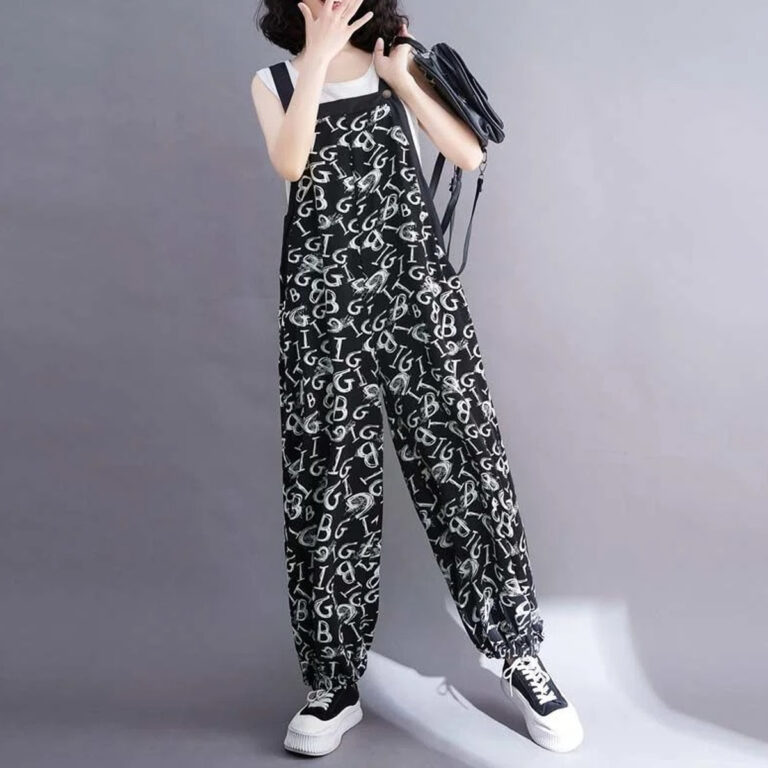 Homepage 5 Salopette tissu doux au style unique noire avec imprimé lettre de l'alphabet portée par une jeune femme caucasienne