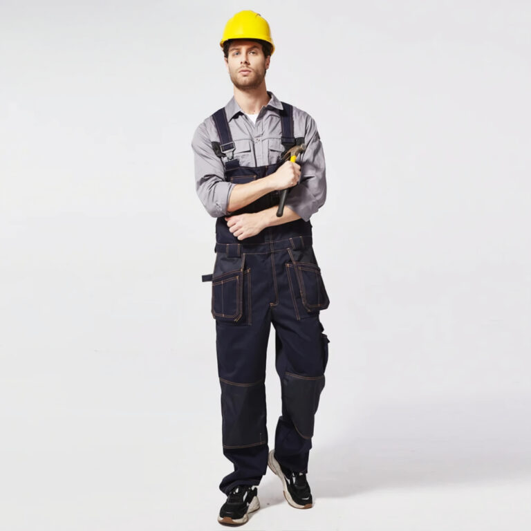 Homepage 7 Salopette de travail homme haute performance en bleu jean portée par un travailleur de type caucasien avec un casque de chantier jaune